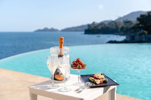 Indoor pool, seasonal outdoor pool, pool umbrellas, sun loungers