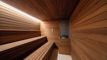 Un sauna avec des bancs en bois et un banc au centre.