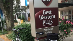 A Best Western Plus sign with a bicycle parked in front. - Best Western Plus Parkhotel Erding (Erding)