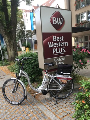 A Best Western Plus sign with a bicycle parked in front. - Best Western Plus Parkhotel Erding (Erding)