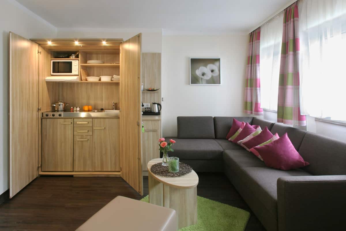 deluxe suite, 1 king bed | living area | flat-screen tv, heated floors