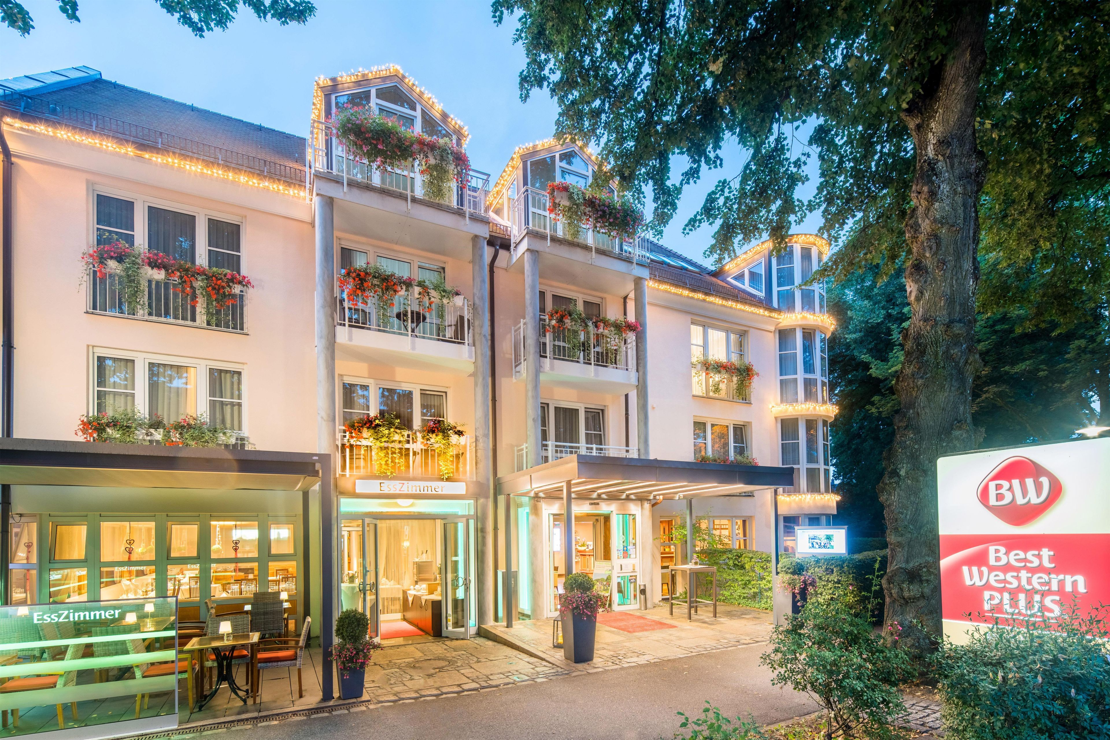 Ein Hotel mit mehreren Etagen, Außenbereich und einem Schild für Best Western Plus.