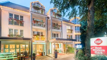 Ein Hotel mit mehreren Etagen, Außenbereich und einem Schild für Best Western Plus.