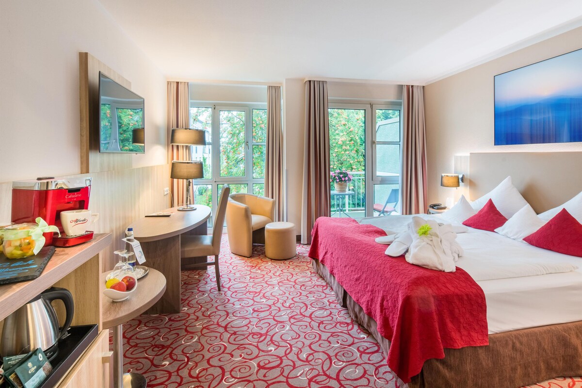 Hypo-allergenic bedding available, in-room safe, desk, laptop workspace