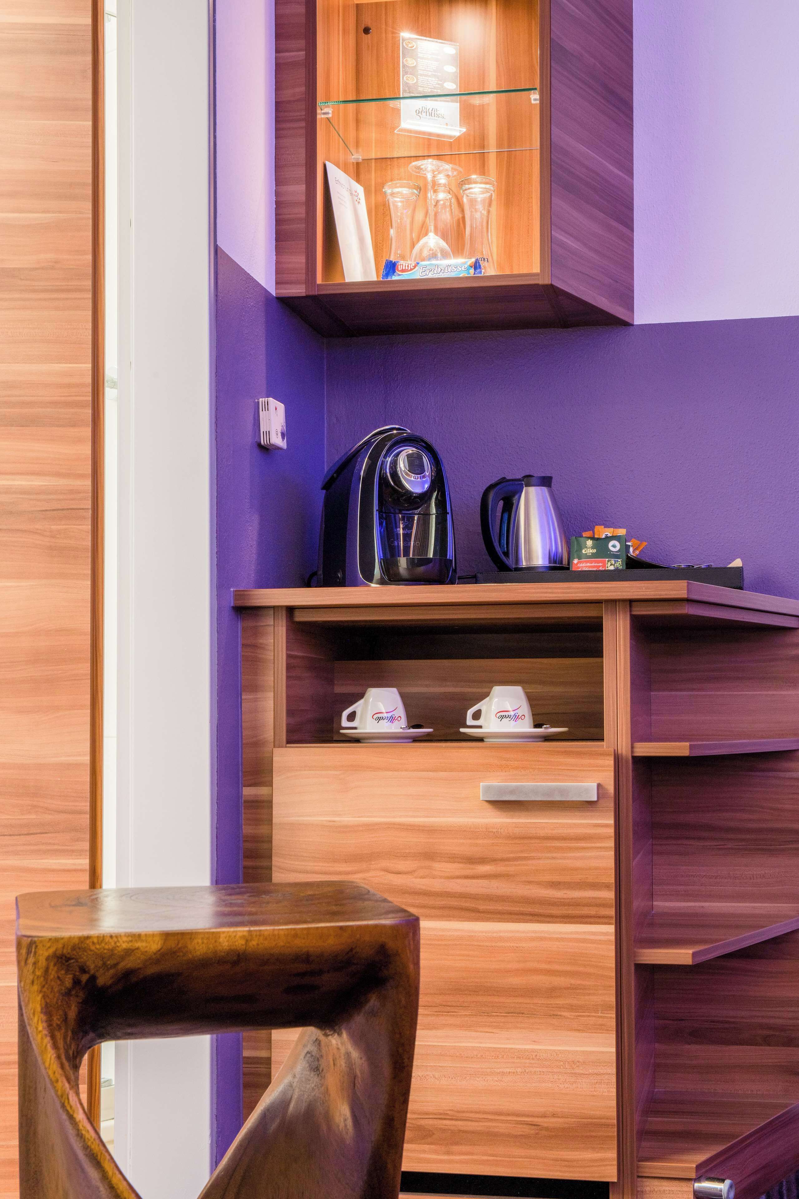 hypo-allergenic bedding, in-room safe, desk, laptop workspace