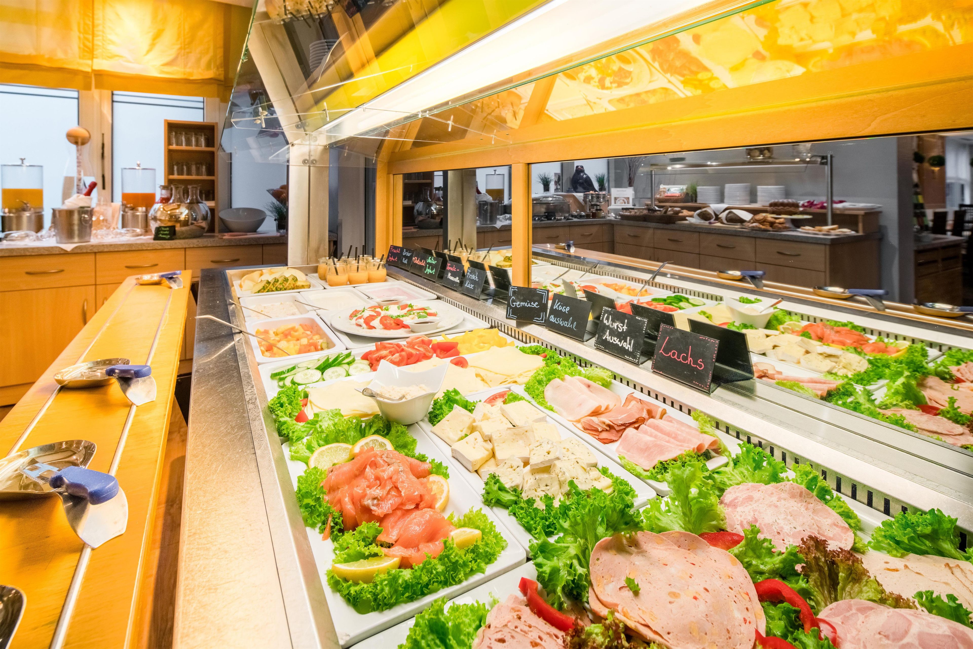 Ein Buffet mit verschiedenen Fleischsorten und Salaten.