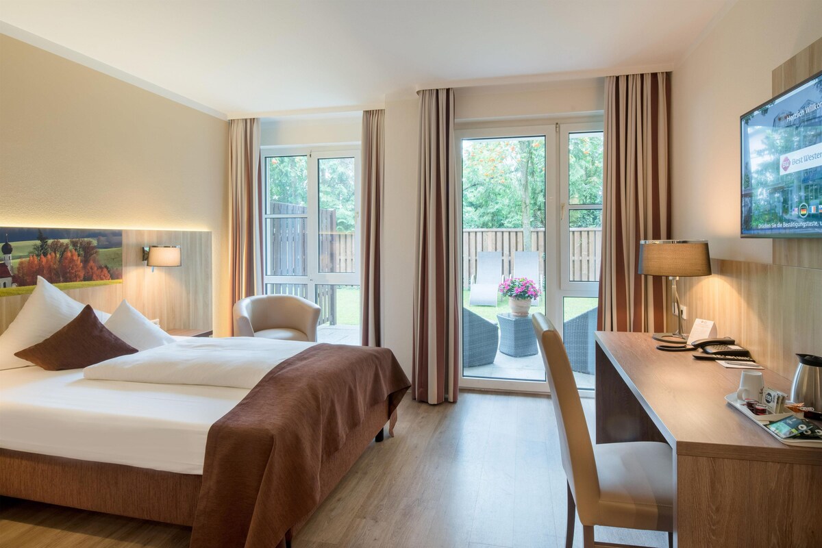Hypo-allergenic bedding available, in-room safe, desk, laptop workspace