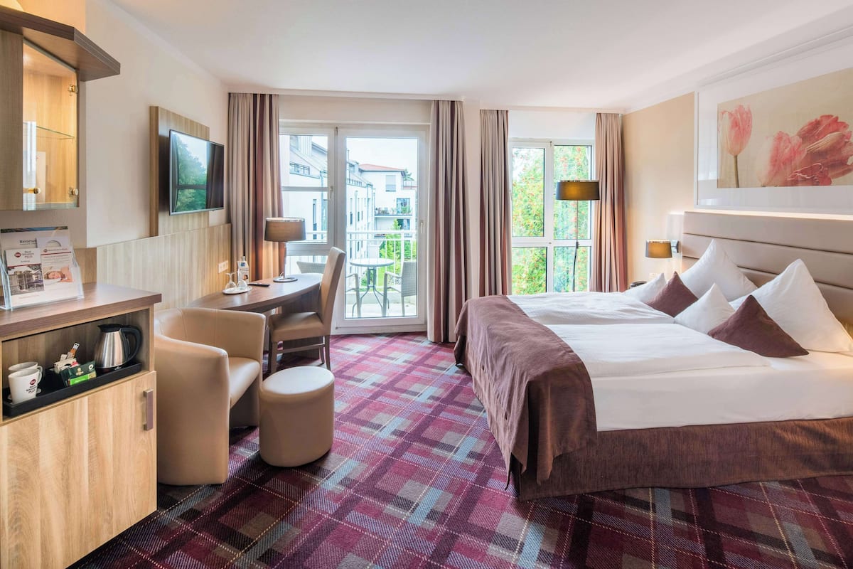 Hypo-allergenic bedding, in-room safe, desk, laptop workspace