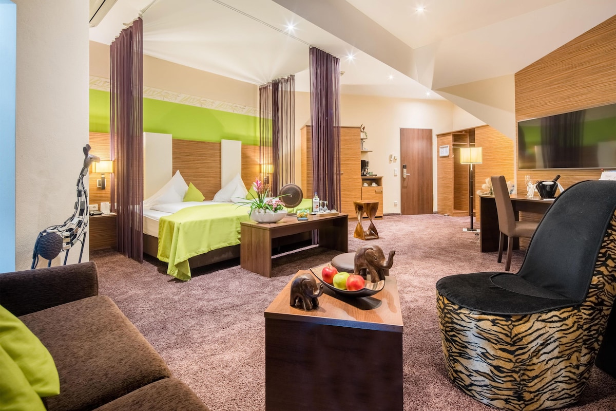 Deluxe Suite, 1 King Bed | Hypo-allergenic bedding available, in-room safe, desk, laptop workspace