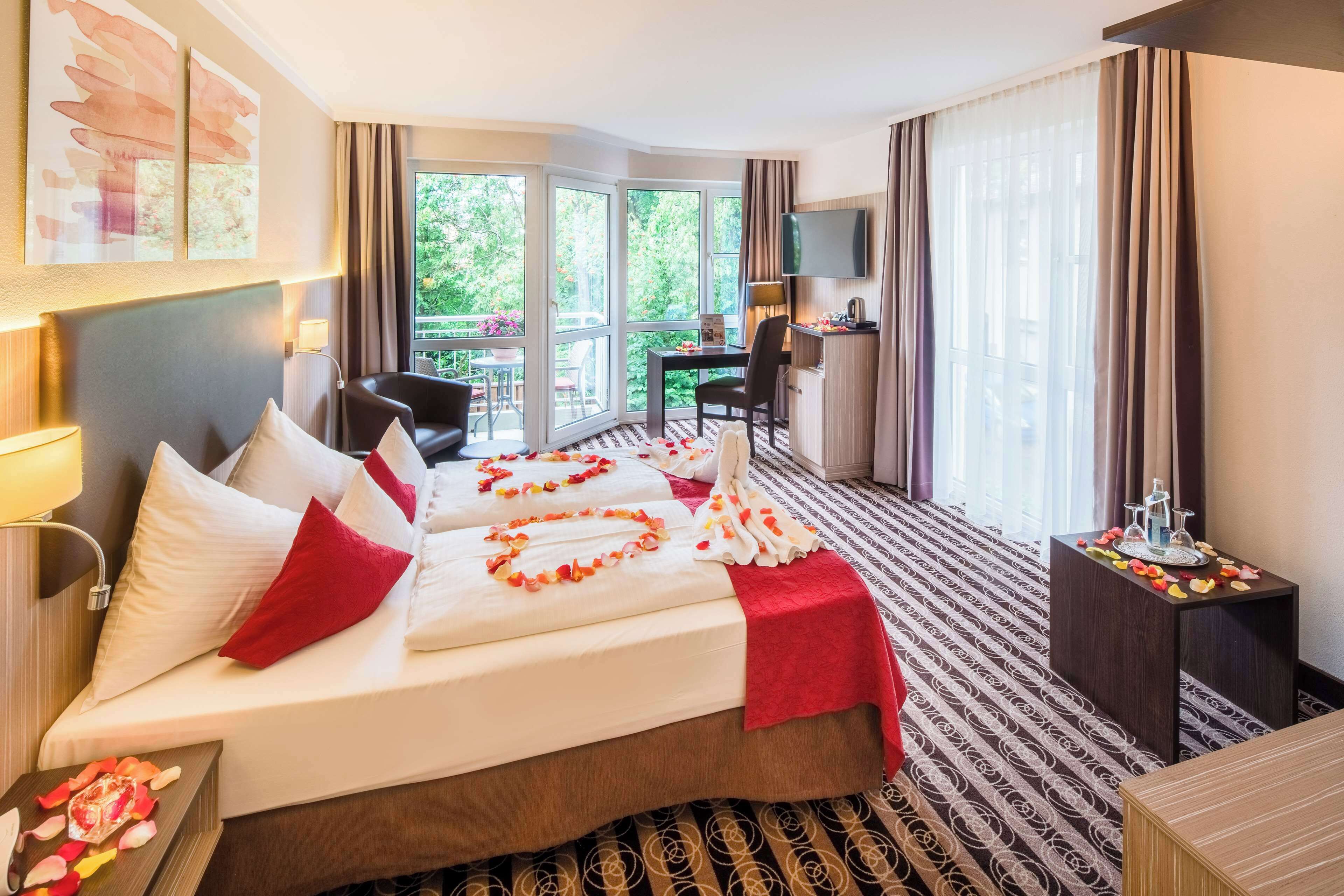 comfort room, 1 king bed | hypo-allergenic bedding, in-room safe, desk, laptop workspace