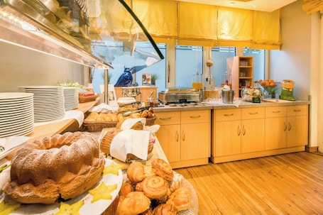 每日供应自助式早餐(需付费)