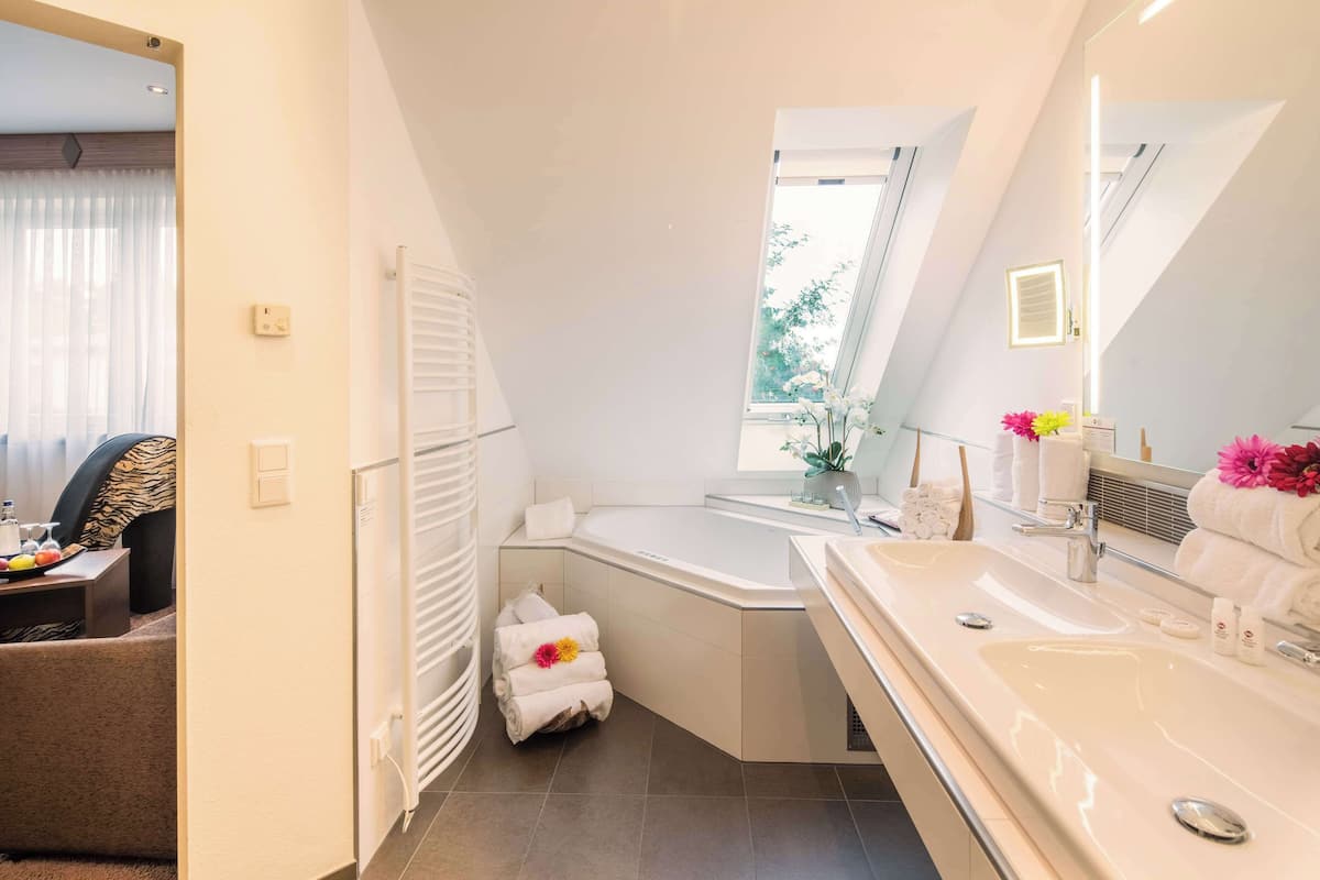 deluxe suite, 1 king bed | room amenity