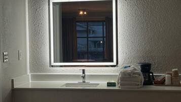 Combined shower/tub, free toiletries, hair dryer, towels