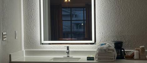 Ducha y bañera combinadas y artículos de higiene personal gratuitos