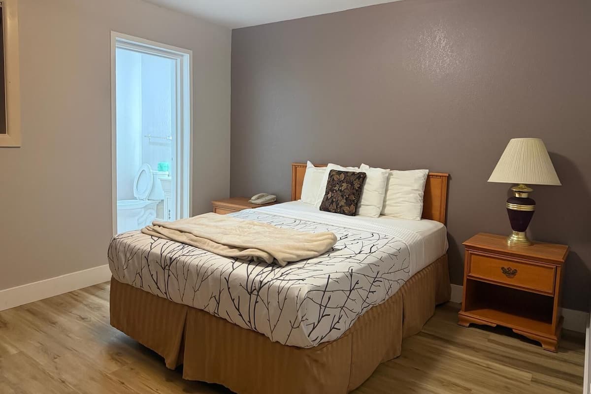 办公桌、免费婴儿床、免费 WiFi、床单