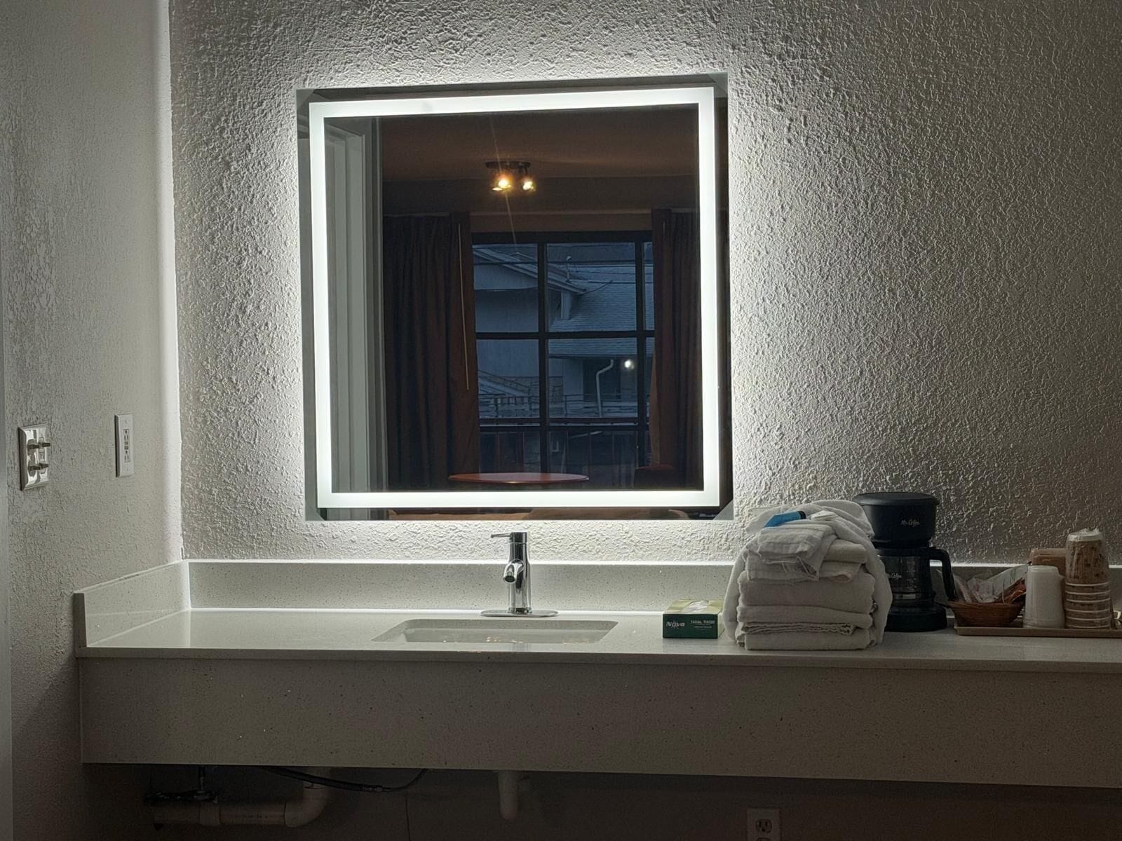 Duschwanne, kostenlose Toilettenartikel, Haartrockner, Handtücher