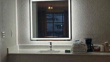 Combined shower/tub, free toiletries, hair dryer, towels