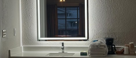 Combined shower/tub, free toiletries, hair dryer, towels