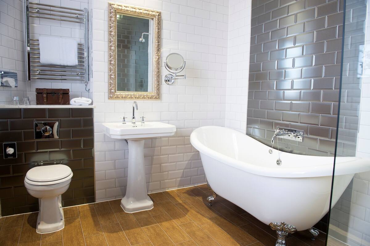 superior double room | bathroom | combined shower/bathtub, hair dryer, towels, soap