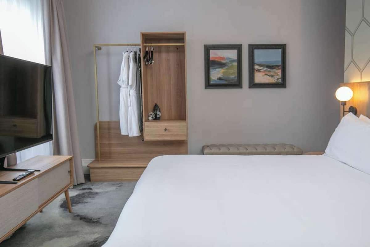 Phòng Suite Junior, 1 giường đôi (Queens Wing) | Bàn, bàn ủi/dụng cụ ủi quần áo, truy cập Internet không dây miễn phí 