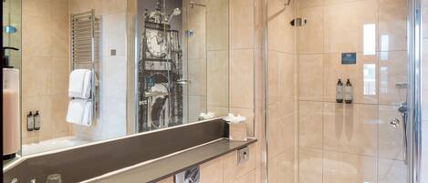 Ein modernes Badezimmer mit großem Spiegel, einer Badewanne und einer Duschkabine.