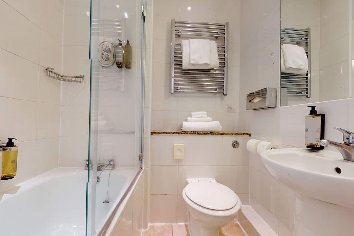 standard room, 1 double bed, non smoking | bathroom | combined shower/bathtub, hair dryer, towels, soap