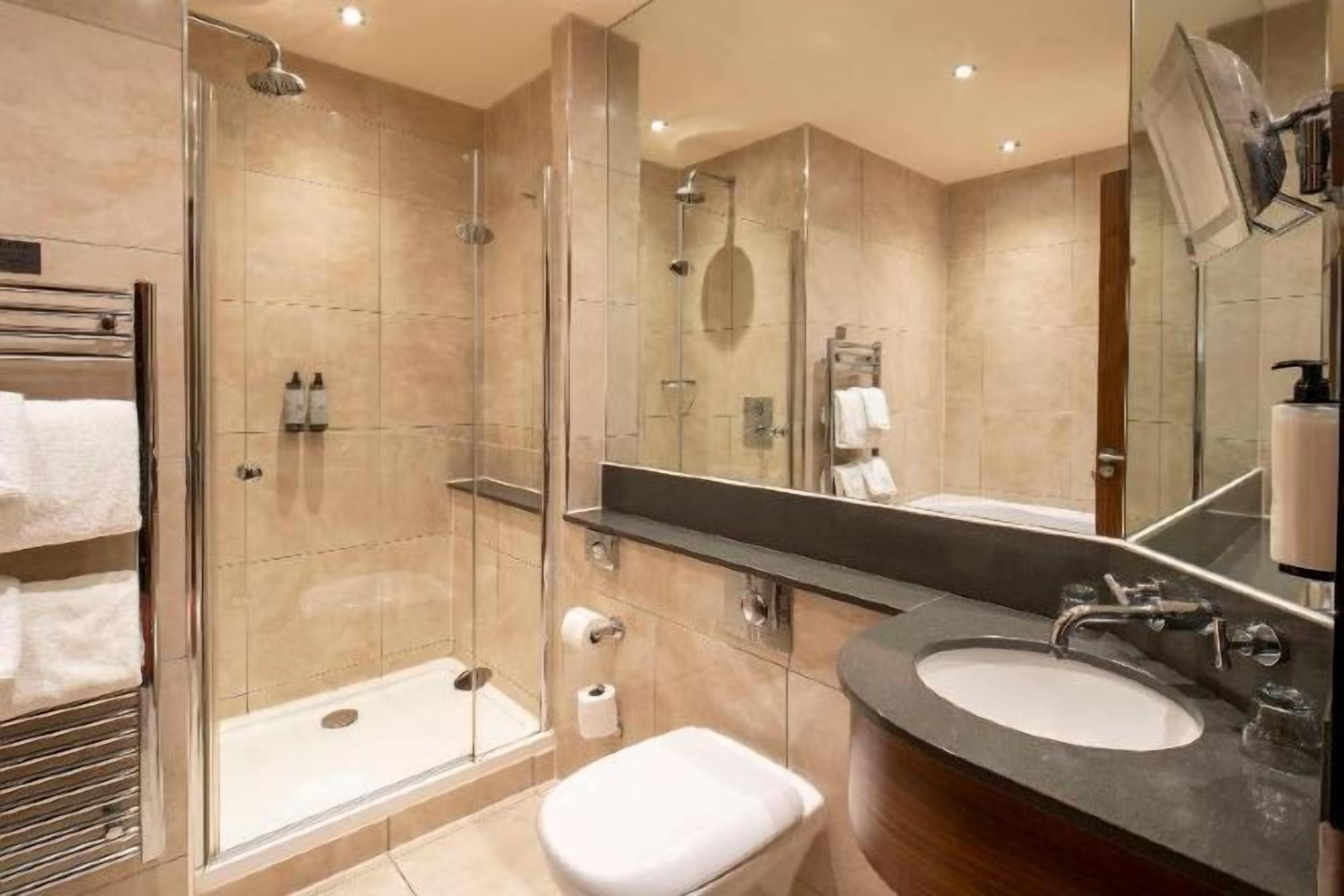 Bathroom | Combined shower/tub, hair dryer, towels, soap