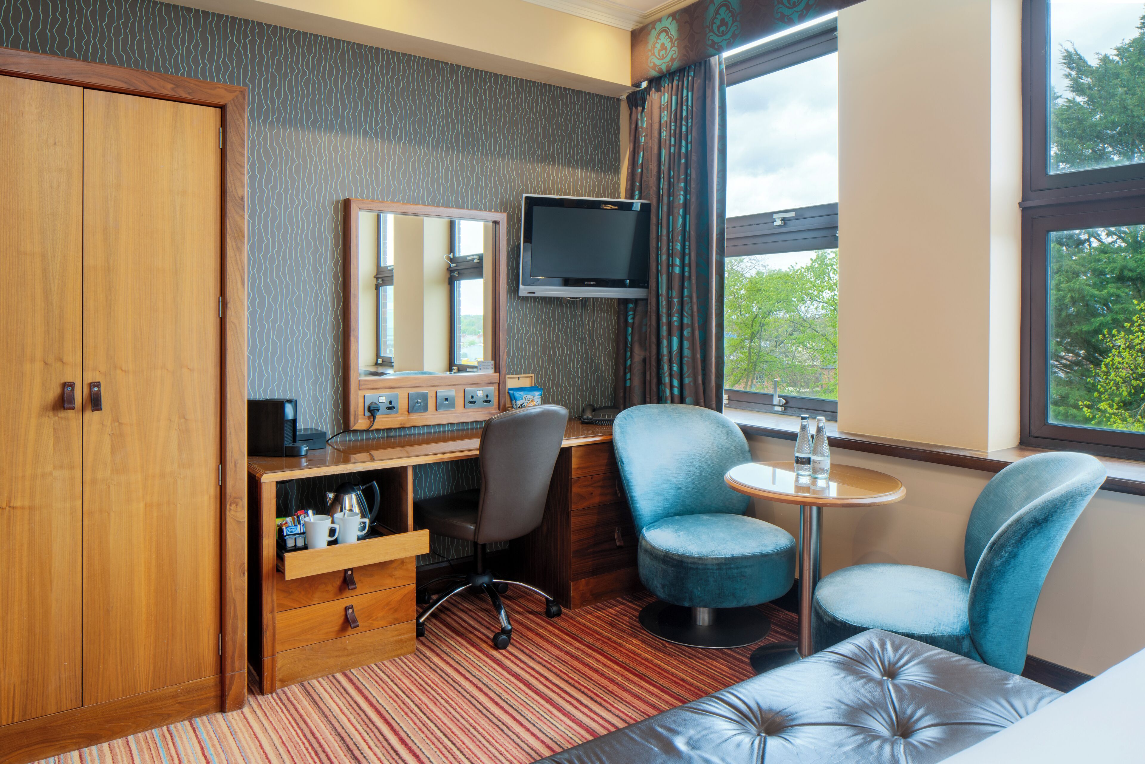 executive room, 1 double bed, non smoking (shower only) | 1 bedroom, desk, iron/ironing board, free wifi