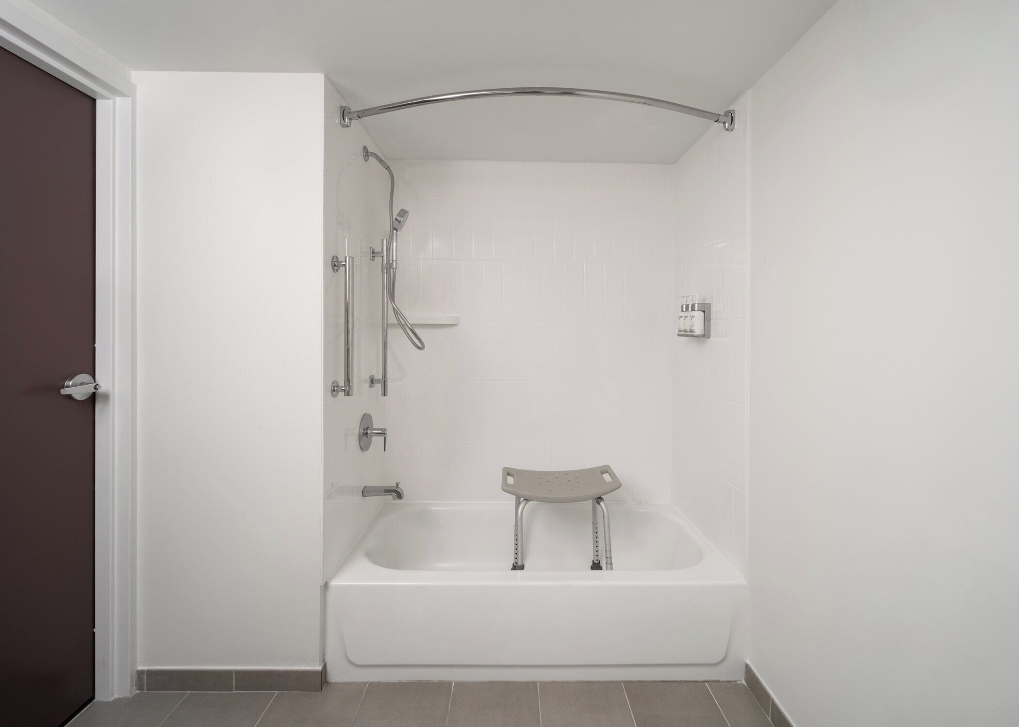 Habitación estándar, 1 cama King size, con acceso para personas discapacitadas (Mobility) | Escritorio, espacio para trabajar con laptop y cortinas blackout 