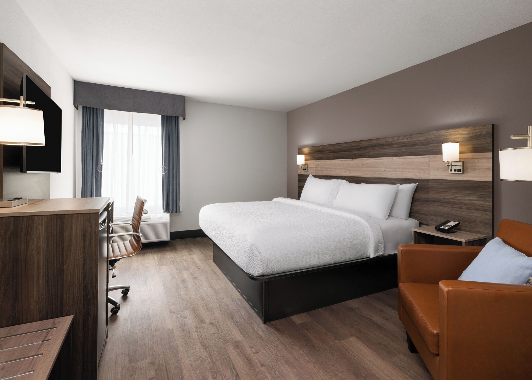 Standaard kamer, 1 kingsize bed, toegankelijk voor mindervaliden (Mobility) | Luxe beddengoed, een bureau, een laptopwerkplek