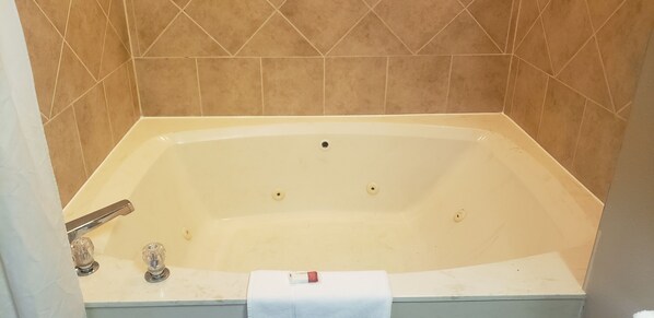 Jetted bathtub