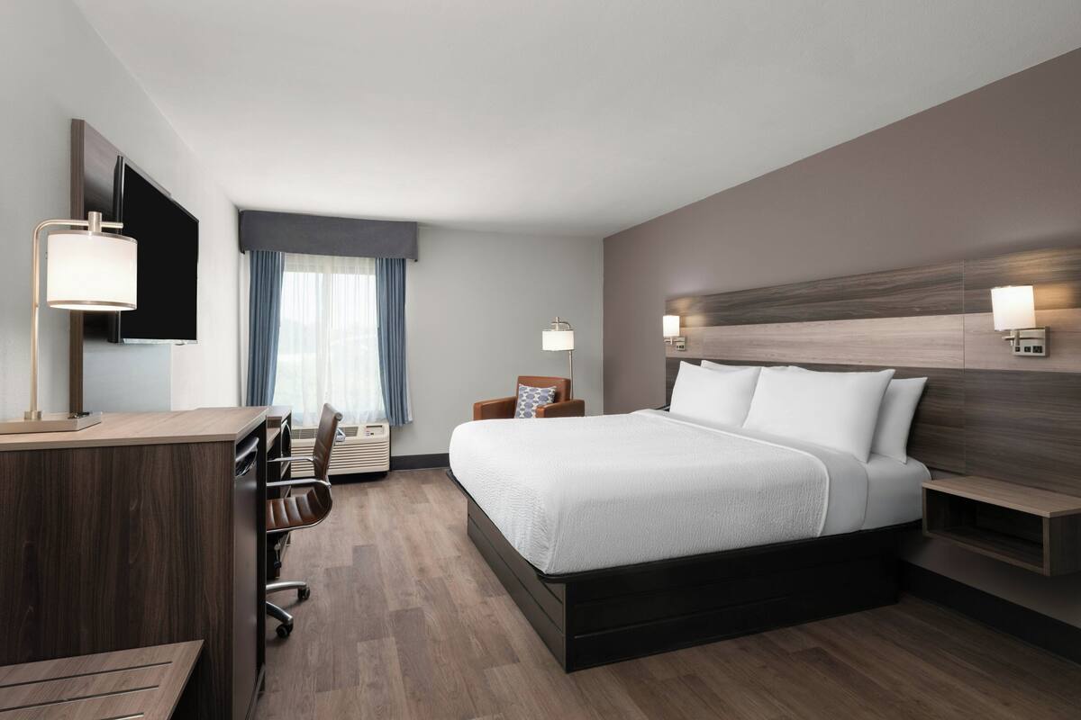Habitación estándar, 1 cama King size, con acceso para personas discapacitadas (Mobility Accessible) | Ropa de cama de alta calidad y escritorio