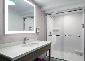 Suite, 1 slaapkamer | Badkamer | Een bad/douchecombinatie, gratis toiletartikelen, een haardroger