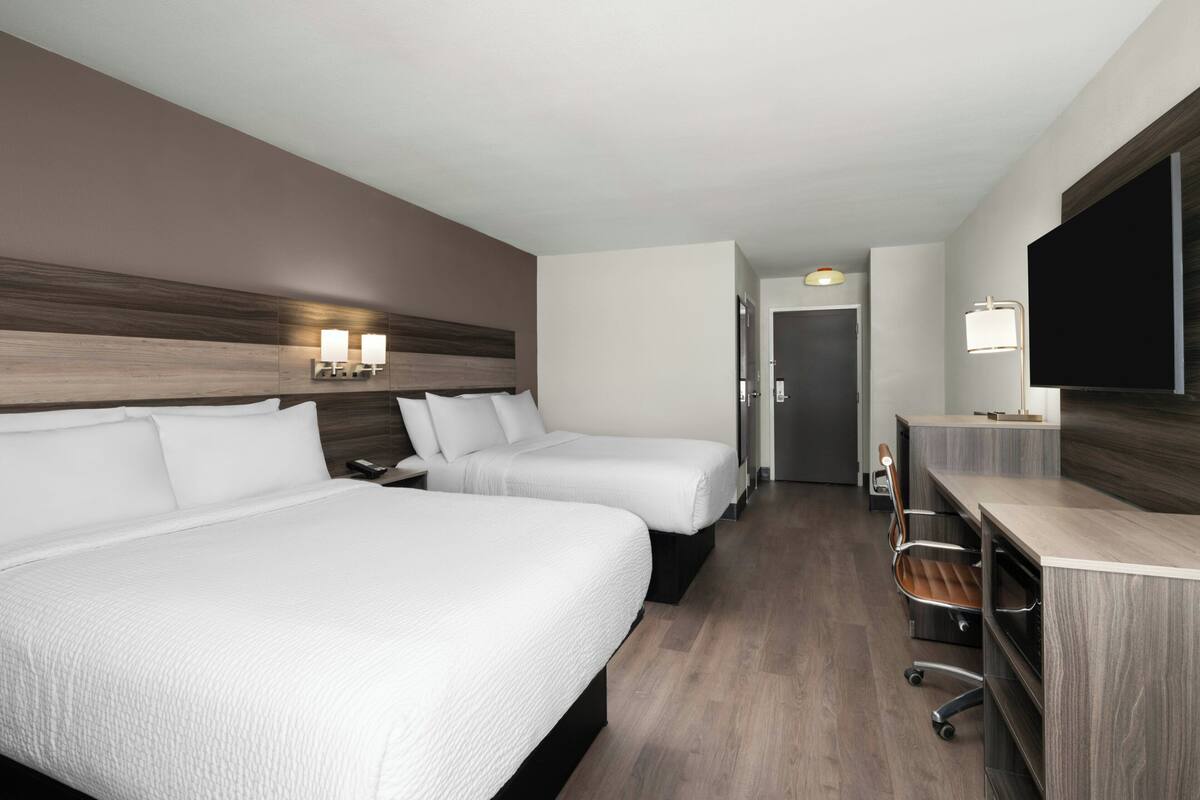 Habitación estándar, 2 camas Queen size | Ropa de cama de alta calidad y escritorio