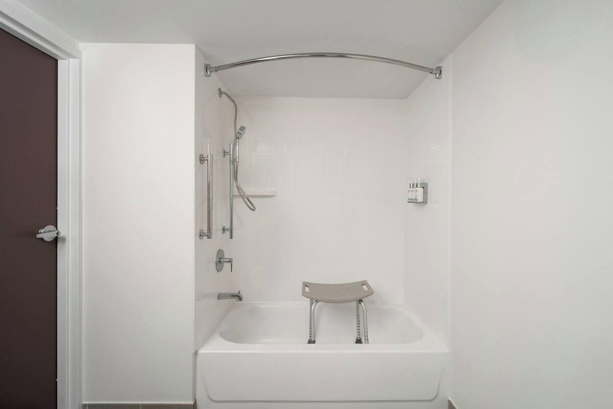Habitación estándar, 1 cama King size, con acceso para personas discapacitadas (Mobility) | Ropa de cama de alta calidad y escritorio
