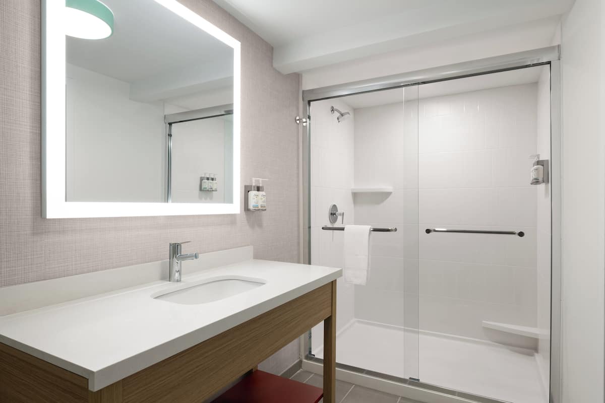 Suite, 1 Bedroom | Bathroom | Combined shower/tub, free toiletries, hair dryer, towels