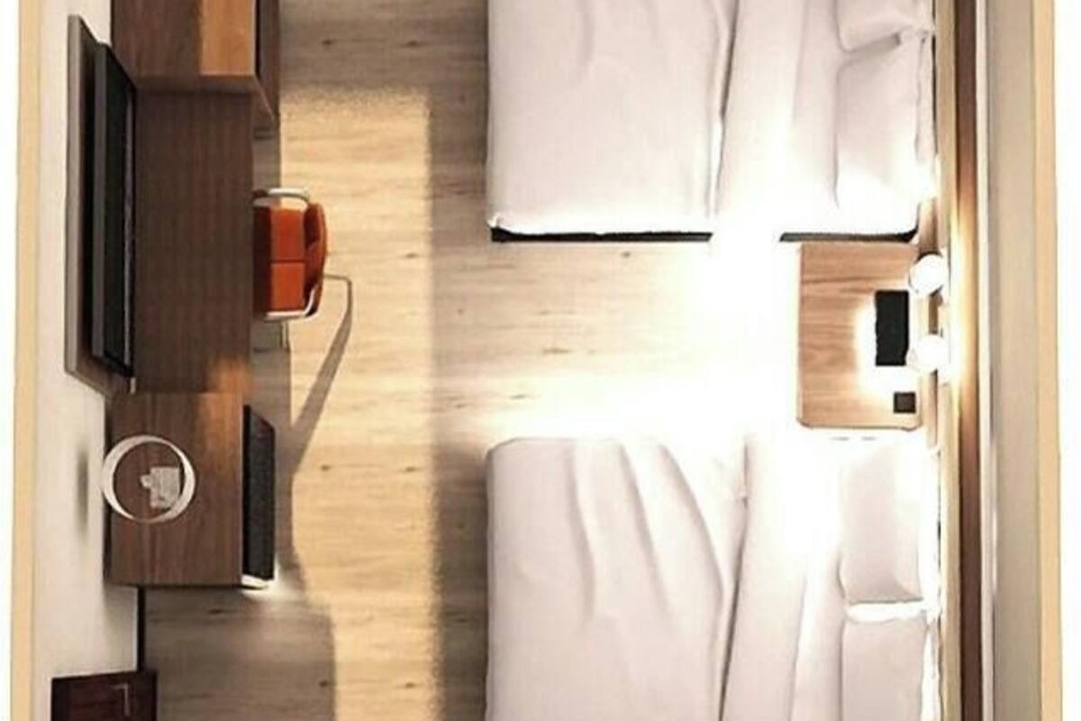 Rom – standard, 2 queensize-senger | Sengetøy av topp kvalitet, skrivebord og skrivebord for bærbar PC
