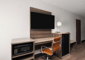 Standard Room, 1 King Bed, Roll-in Shower (Mobility)