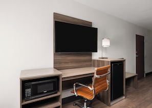 Standard Room, 1 King Bed, Roll-in Shower (Mobility)