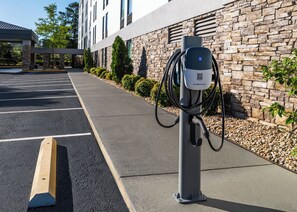 Electric vehicle charging station