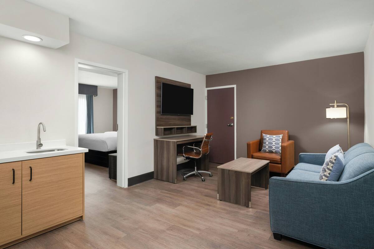 Suíte, 1 quarto | Roupas de cama premium, escrivaninha, espaço de trabalho para notebook