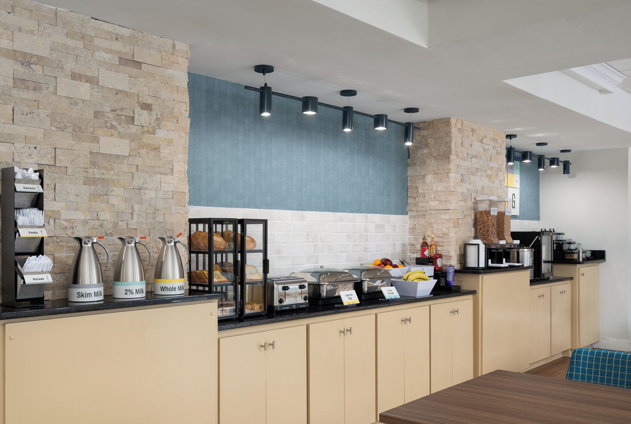 朝食 (コンチネンタル ブレックファスト)、毎日提供 (無料)