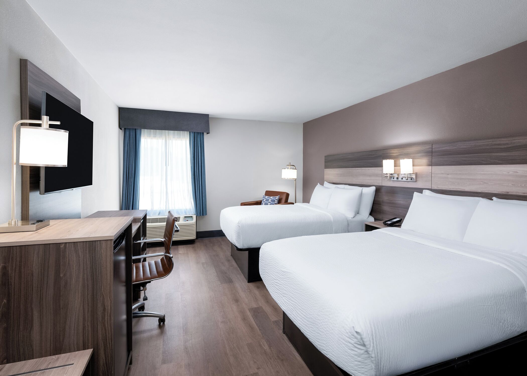 Habitación estándar, 2 camas Queen size | Escritorio, espacio para trabajar con laptop y cortinas blackout 