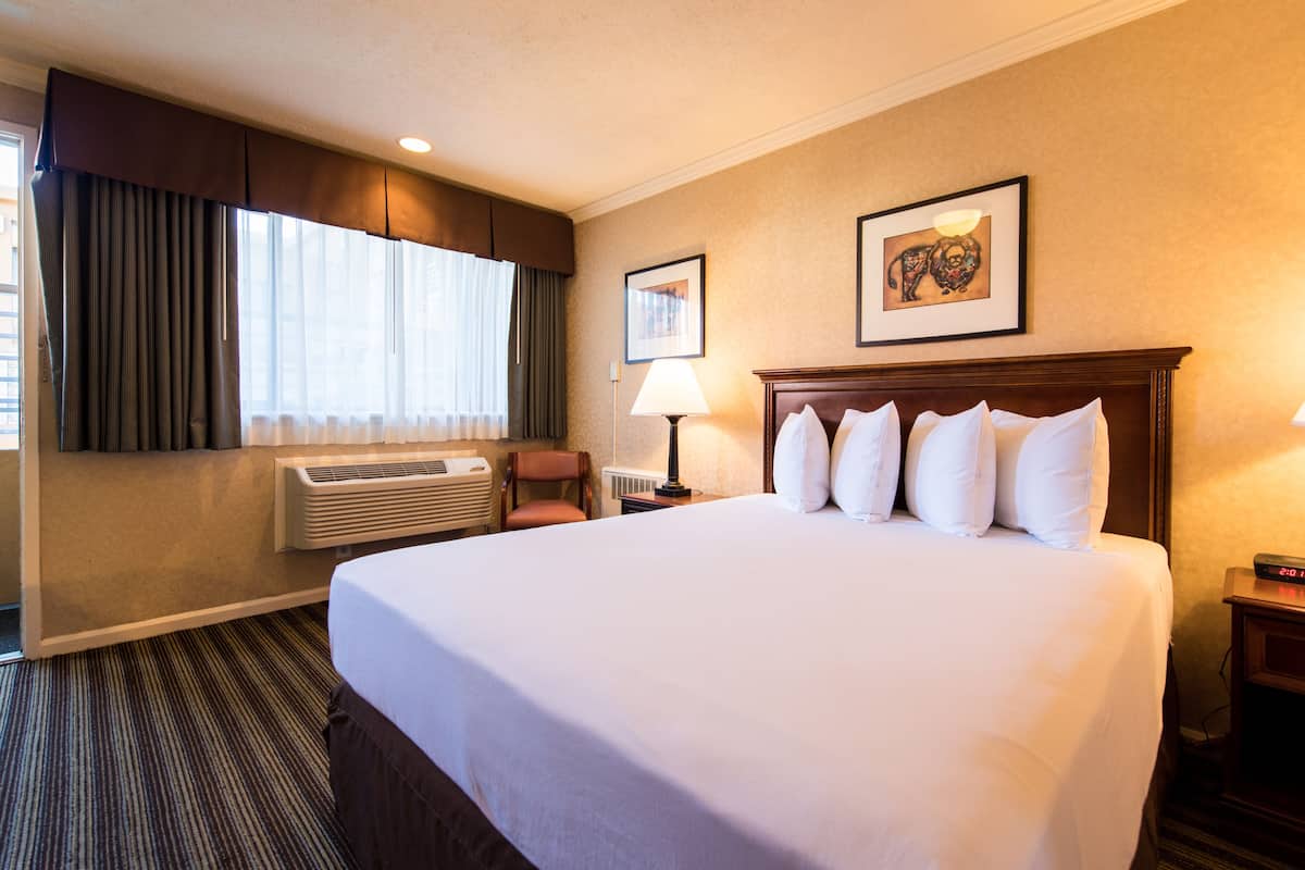 Superior Room, 1 Queen Bed | In-room safe, desk, blackout drapes, iron/ironing board