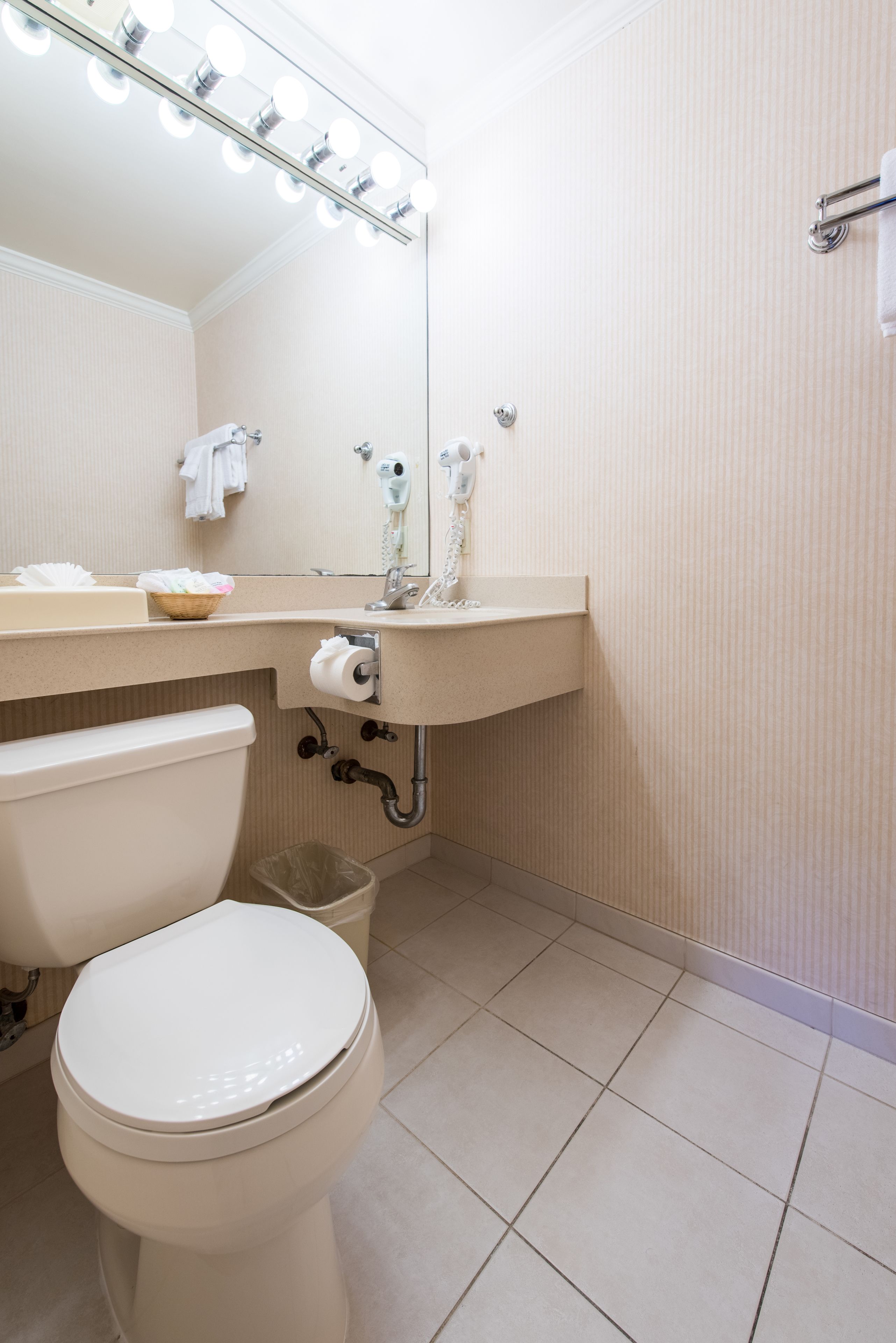 Photo - Civic Center Motor Inn