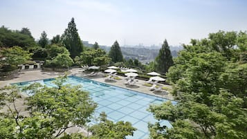 Una piscina techada, una piscina al aire libre de temporada