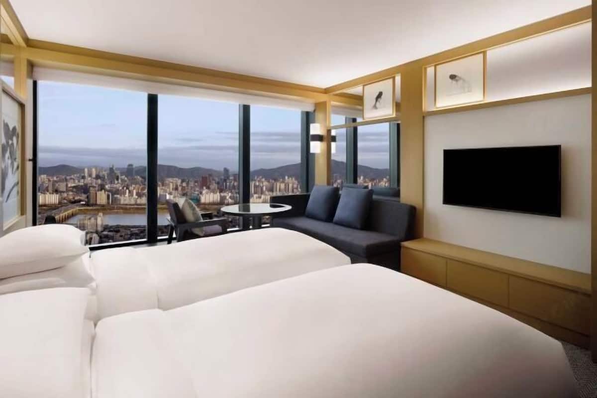 Premium bedding, down duvets, minibar, in-room safe