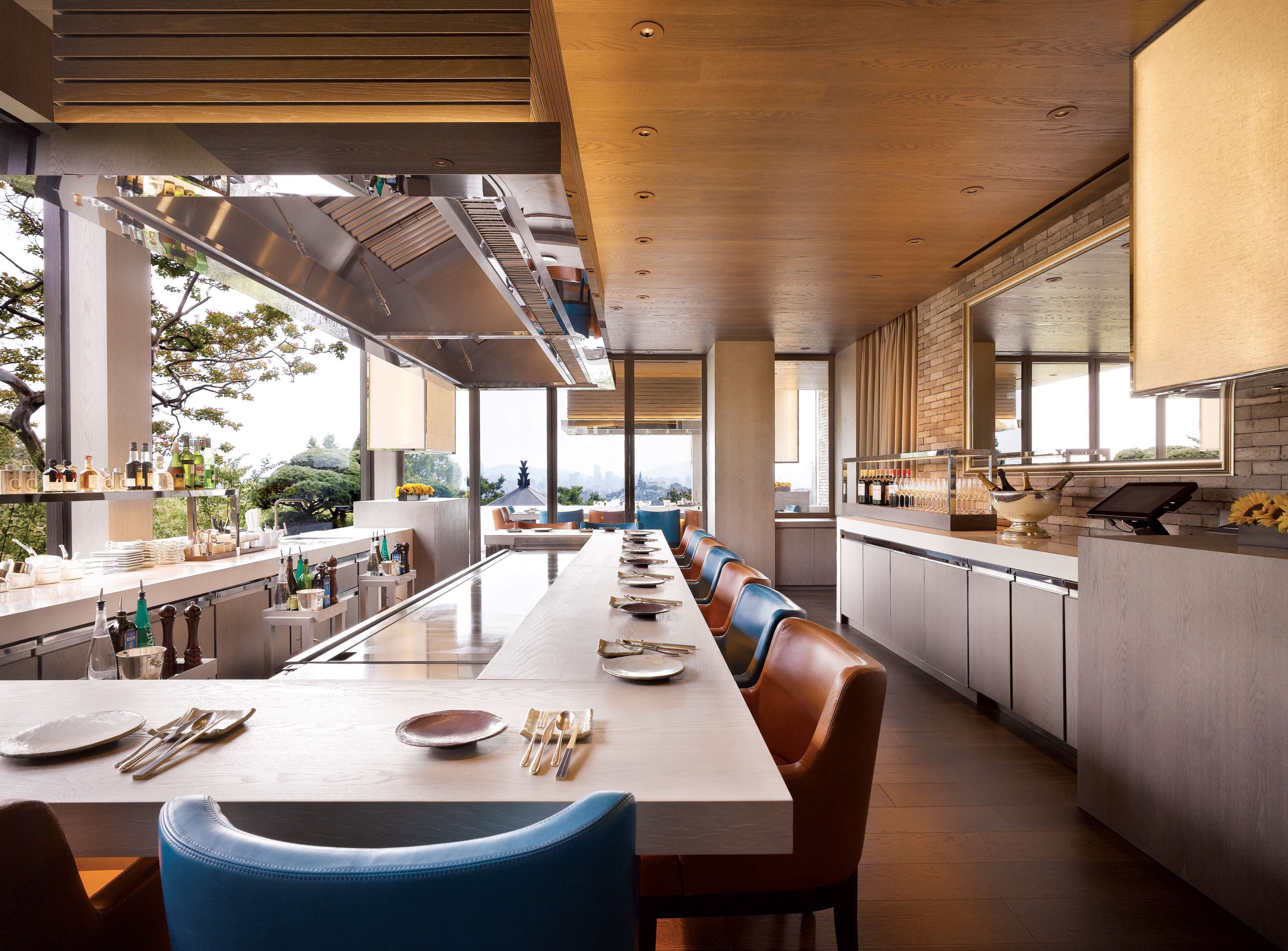 6 restaurants, breakfast, lunch, dinner served; international cuisine