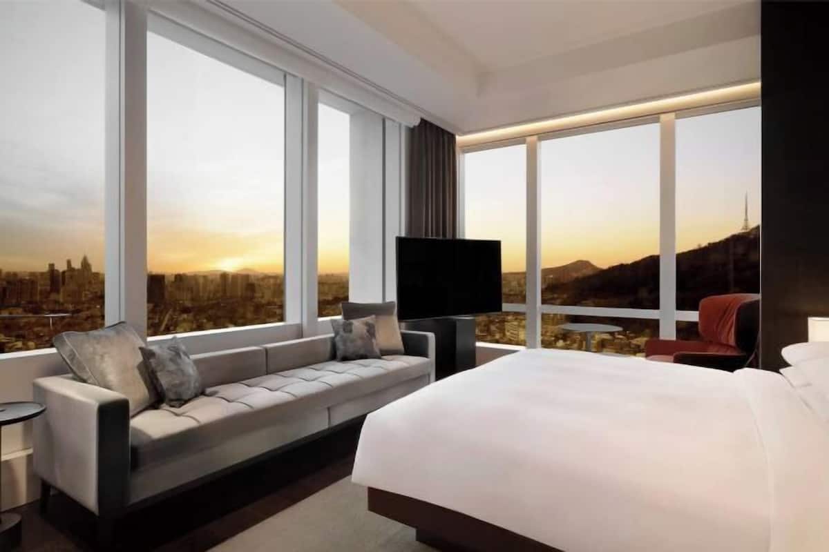 Premium bedding, down duvets, minibar, in-room safe