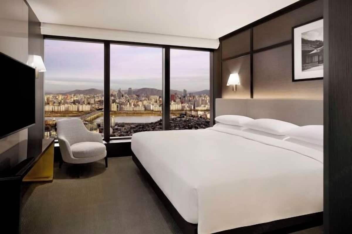 Premium bedding, down duvets, minibar, in-room safe